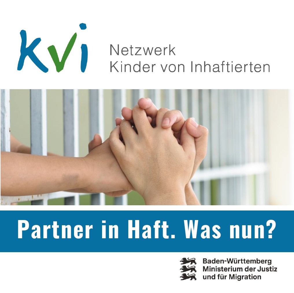 Flyer "Partner in Haft" auf dem sich zwei Hände durch Gitterstäbe halten, die Personen stehen auf unterschiedlichen Seiten