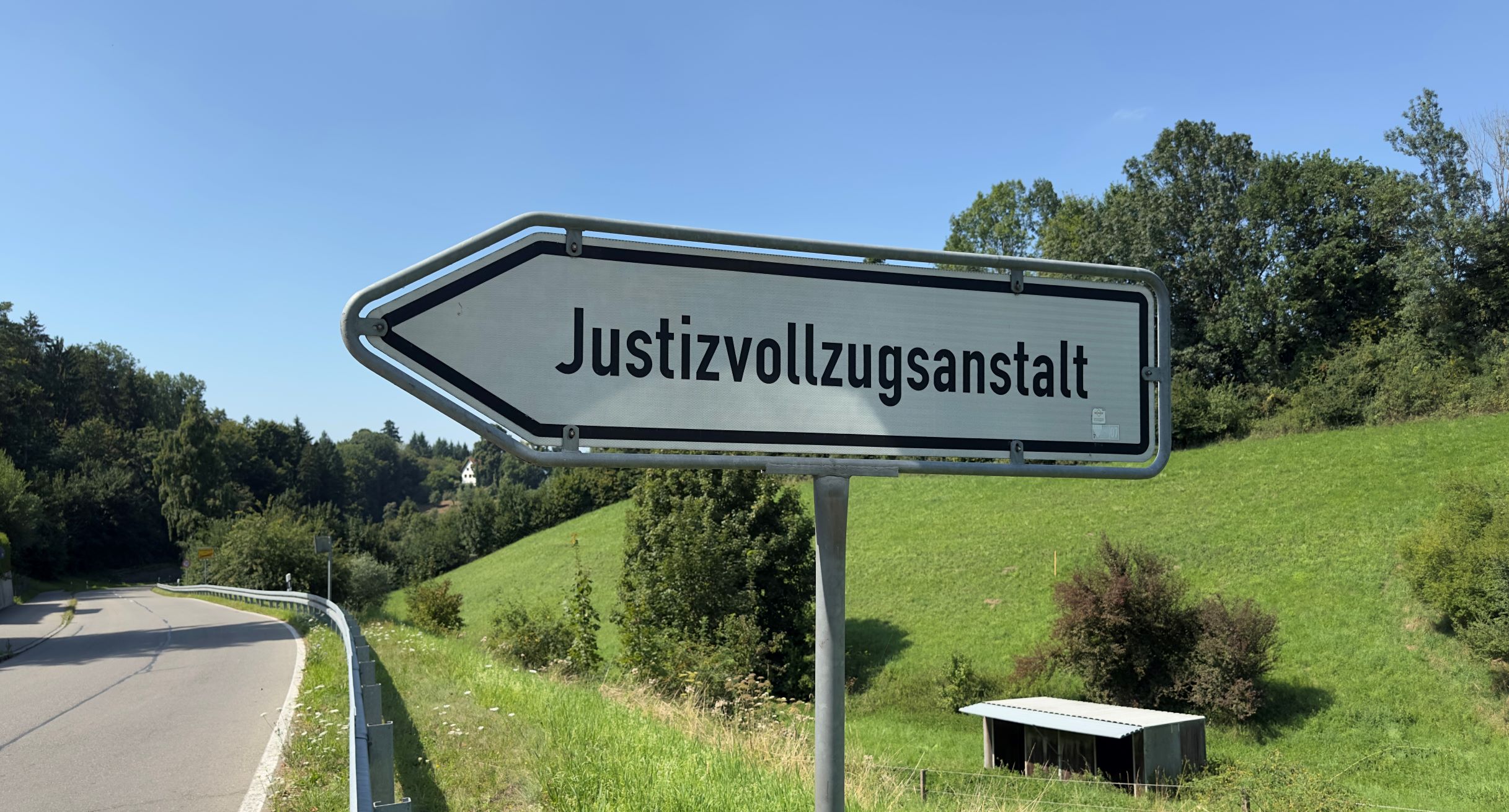 Richtungsschild auf dem das Wort 